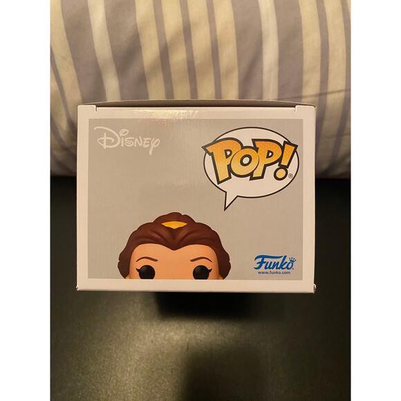 Funko Pop Disney: Princess - Belle (Winter Outfit) - Picture 5 of 6